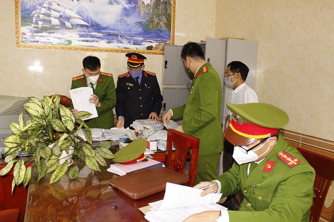 Cơ quan chức năng tiến hành khám xét nơi làm việc của đối tượng Hồ Đình Minh.