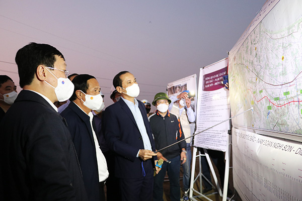 Phó Thủ tướng Chính phủ Lê Văn Thành kiểm tra dự án đường cao tốc Bắc Nam đoạn qua địa bàn Nghệ An.