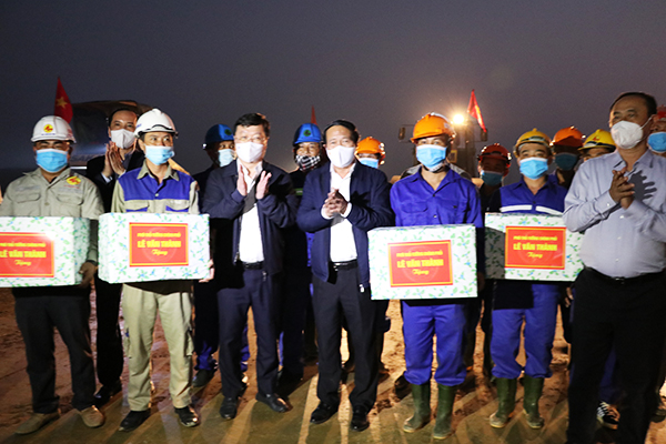 Phó Thủ tướng Chính phủ Lê Văn Thành và các lãnh đạo Bộ GTVT, UBND tỉnh Nghệ An tặng quà cho đội ngũ công nhân thi công tại công trình.