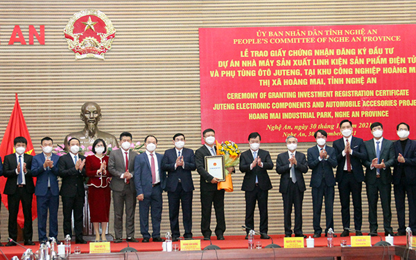 Lãnh đạo UBND tỉnh Nghệ An trao giấy Chứng nhận đăng ký đầu tư dự án xây dựng Nhà máy sản xuất linh kiện sản phẩm điện tử và phụ tùng ô tô JuTeng.