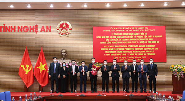 Lãnh đạo tỉnh Nghệ An trao Giấy chứng nhận đăng ký đầu tư Dự án cho Nhà đầu tư Goertek.