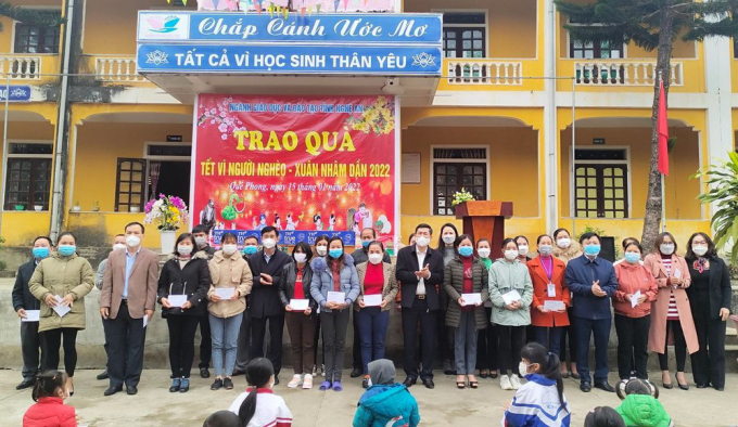Tặng quà, tri ân các thầy cô giáo cắm bản ở huyện miền núi biên giới huyện Quế Phong.