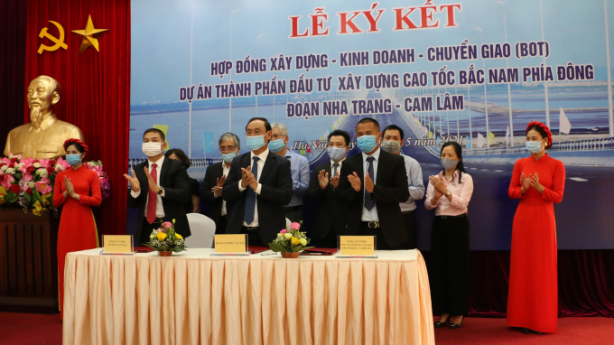 Thứ trưởng Bộ GTVT Lê Đình Thọ cùng đại diện nhà đầu tư, doanh nghiệp dự án thực hiện nghi thức ký kết hợp đồng dự án PPP cao tốc Nha Trang - Cam Lâm.