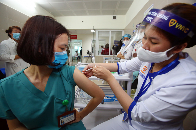 Nhân viên y tế tại Bệnh viện Thanh Nhàn là những người đầu tiên tiêm vắc xin Covid-19 của Hà Nội.