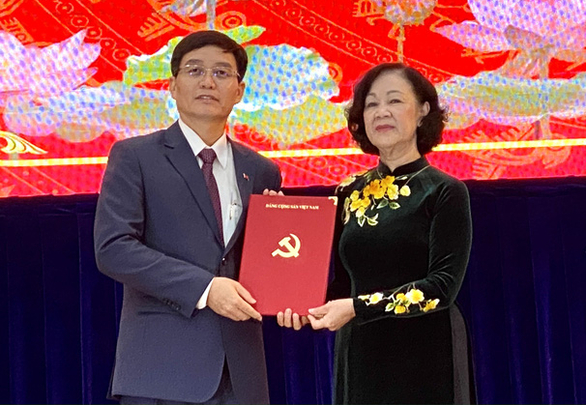 Bà Trương Thị Mai thay mặt Bộ Chính trị trao quyết định cho tân bí thư Tỉnh uỷ Đắk Lắk Nguyễn Đình Trung.