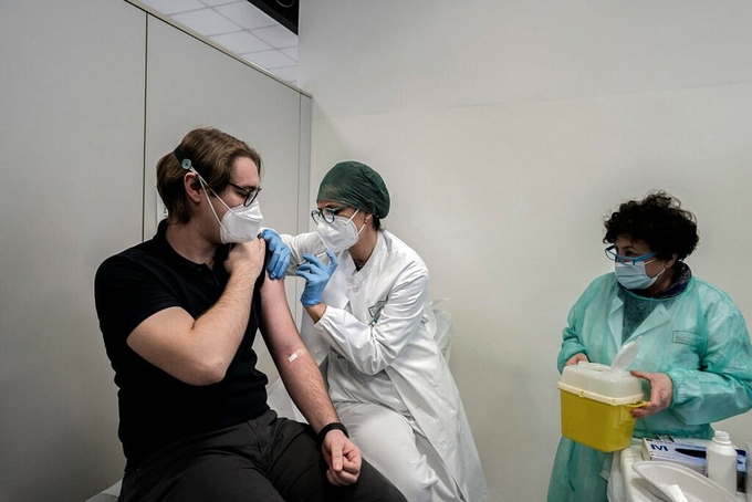 Một nhân viên y tế Italy được tiêm vaccine Covid-19 vào tháng 12/2021. Ảnh: NY Times