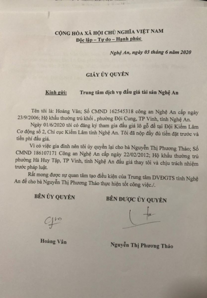 Giấy ủy quyền của bà Hoàng Vân cho bà Nguyễn Thị Phương Thảo tham gia phiên đấu giá không được chứng thực bởi cơ quan Nhà nước có thẩm quyền.