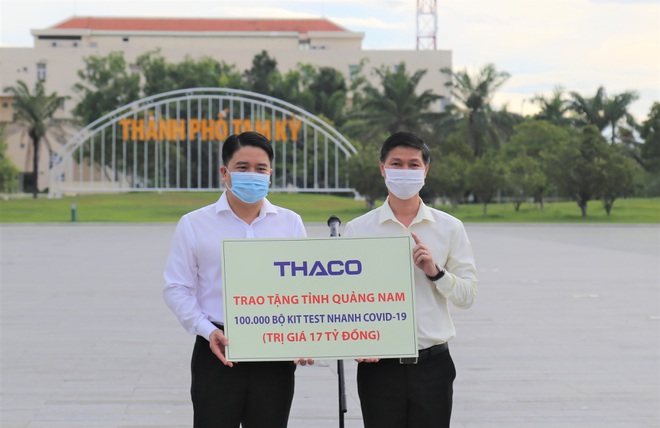 Thaco tài trợ cho tỉnh Quảng Nam 100.000 bộ kit test nhanh kháng nguyên SARS-CoV-2 với trị giá 17 tỷ đồng.