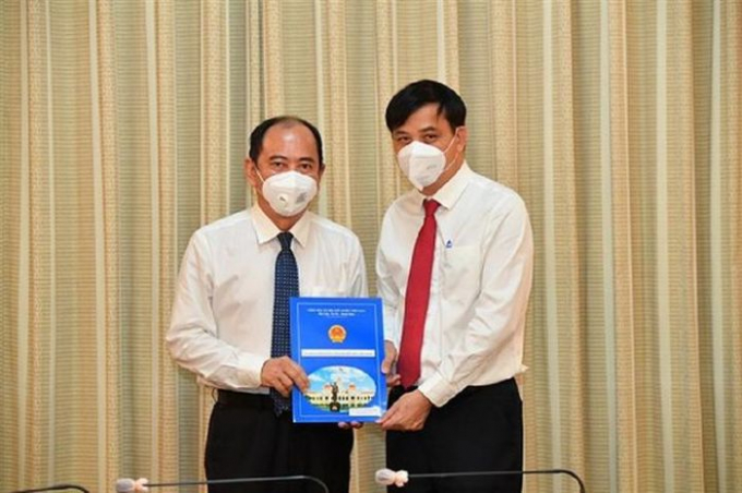 Phó Chủ tịch UBND Tp.HCM trao quyết định bổ nhiệm PGS TS Tăng Chí Thượng giữ chức Giám đốc Sở Y tế Tp.HCM.