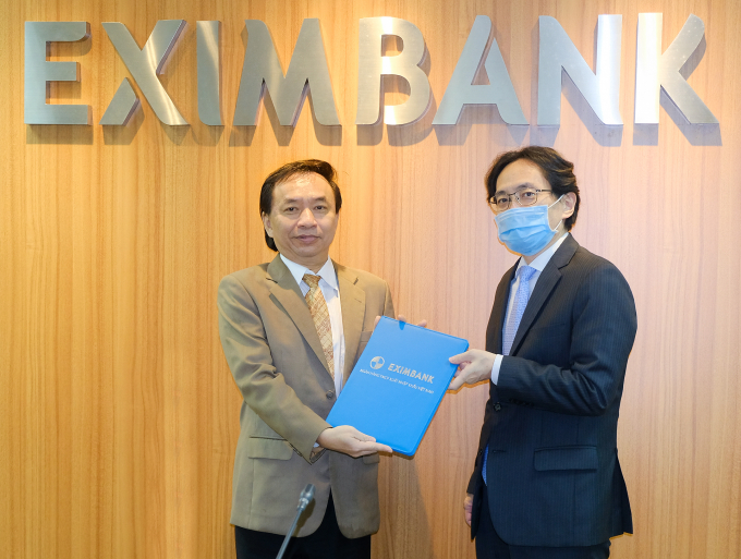 Ông Yasuhiro Saitoh, Chủ tịch HĐQT Eximbank (bên phải) trao Quyết định bổ nhiệm ông Trần Tấn Lộc giữ chức vụ Tổng Giám đốc của ngân hàng - Nguồn: Eximbank