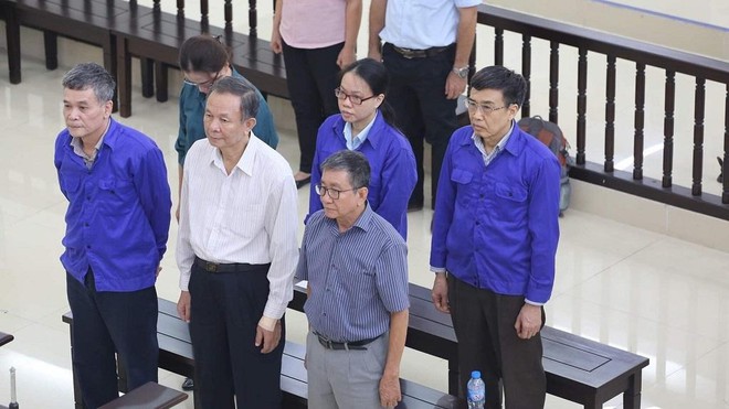 Các bị cáo trong vụ án cho vay mất vốn tại Bảo hiểm xã hội Việt Nam.