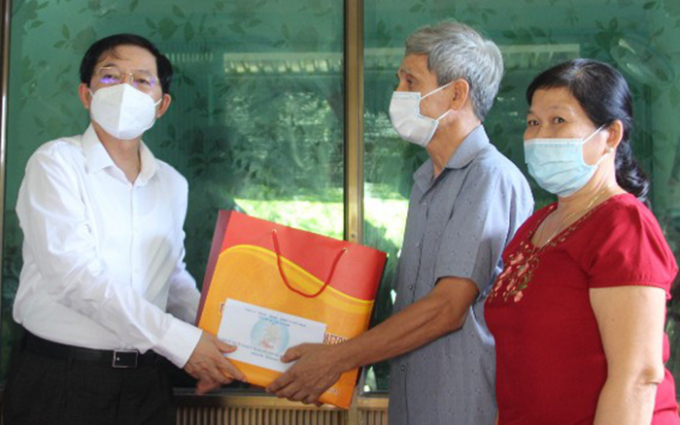 Bí thư Tỉnh ủy Hồ Quốc Dũng tới thăm hỏi và tặng quà bệnh binh Lê Xuân Tuyến (phường Lê Lợi, thành phố Quy Nhơn).