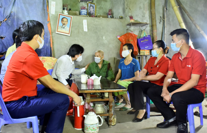 Ban tổ chức thăm, tặng quà gia đình ông Nguyễn Văn Thay, ở xóm Tổ, xã Phượng Tiến, huyện Định Hóa.