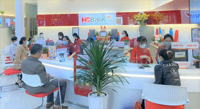 Những khách hàng đầu tiên đến giao dịch tại HDBank Kiến Đức.