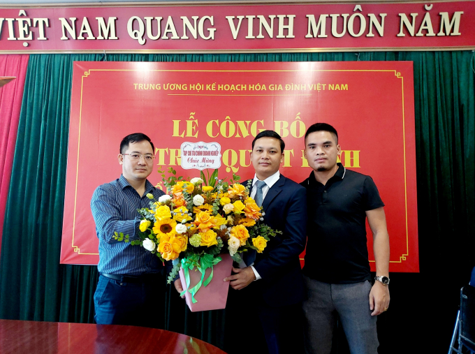 Ông Hà Khắc Minh - Tổng biên tập Tạp chí Tài chính Doanh nghiệp đến tặng hoa chúc mừng.
