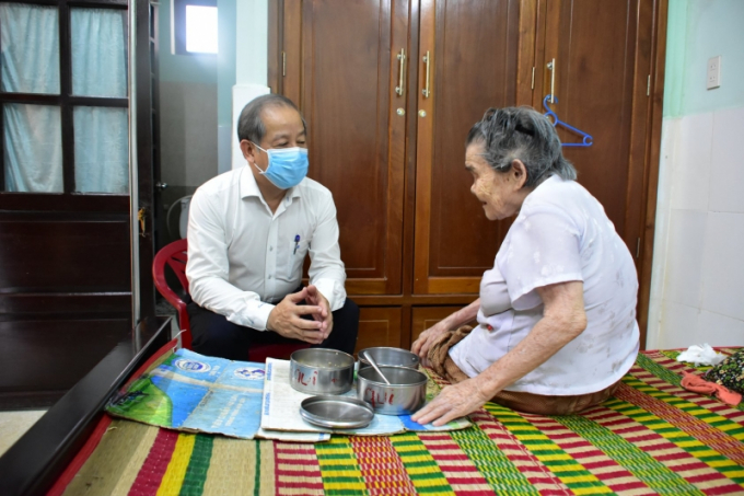Lãnh đạo tỉnh Thừa Thiên Huế thăm hỏi người có công tại Trung tâm Điều dưỡng, chăm sóc người có công tỉnh.