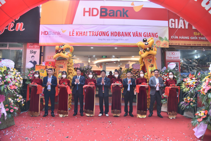 HDBank Văn Giang tọa lại tại khu dân cư đông đúc, thuận lợi cho các hoạt động giao dịch ngân hàng.