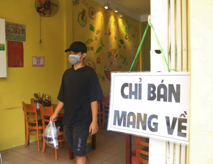 UBND quận Đống Đa (Hà Nội) đã yêu cầu các nhà hàng, cơ sở kinh doanh dịch vụ ăn uống chỉ được phép bán hàng mang về.