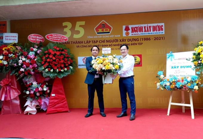 Nhà báo Hà Khắc Minh - Tổng Biên tập Tạp chí Tài chính Doanh nghiệp đến tặng hoa chúc mừng.