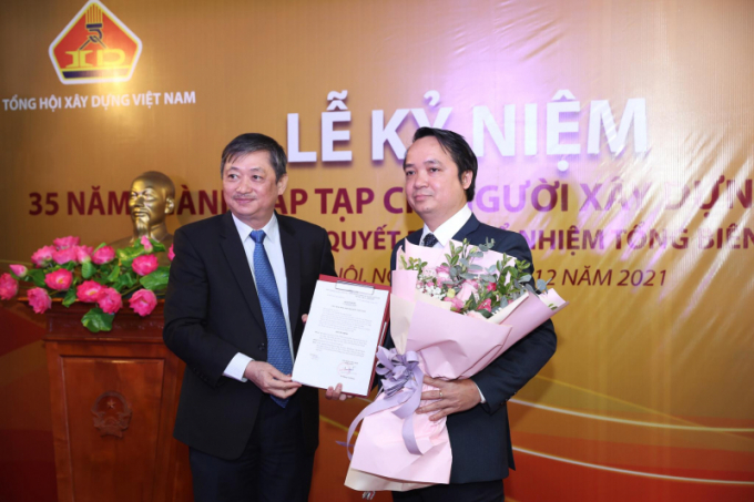 TS Đặng Việt Dũng trao quyết định bổ nhiệm Tổng biên tập cho ông Hoàng Chiến Thắng.