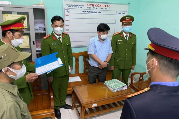 Công an tỉnh Thừa Thiên Huế đọc lệnh bắt ông Hà Thúc Nhật, Kế toán trưởng CDC Thừa Thiên Huế (Ảnh: Công an tỉnh Thừa Thiên Huế).
