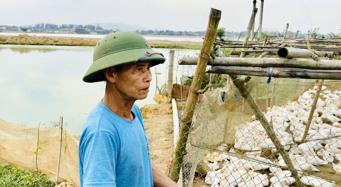 Ông Nguyễn Phúc Đình, Khu 9, xã Đồng Trung, huyện Thanh Thủy, Phú Thọ phản ánh với PV về những ảnh hưởng của dự án tới cuộc sống người dân nơi đây.