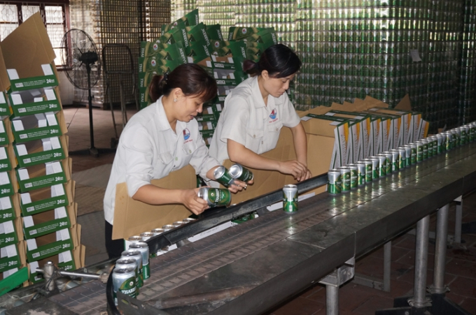 Công nhân làm việc tại Công ty CP bia Hà Nội - Thanh Hoá.