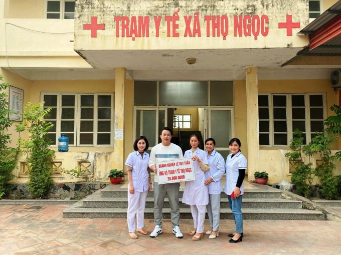 Chiều ngày 19/12, ông Lê Duy Tuấn đã trực tiếp đến trao 20 triệu đồng cho Trạm Y tế xã Thọ Ngọc nhằm hỗ trợ công tác phòng chống dịch