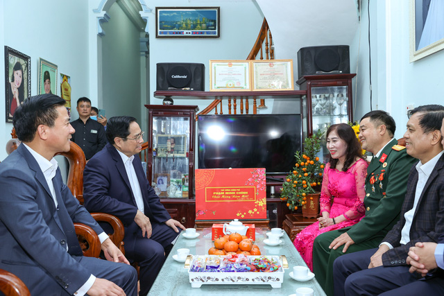 Thủ tướng và đoàn công tác thăm, chúc Tết, tặng quà gia đình thương binh Hà Duyên Hồng. Ảnh: VGP/Nhật Bắc