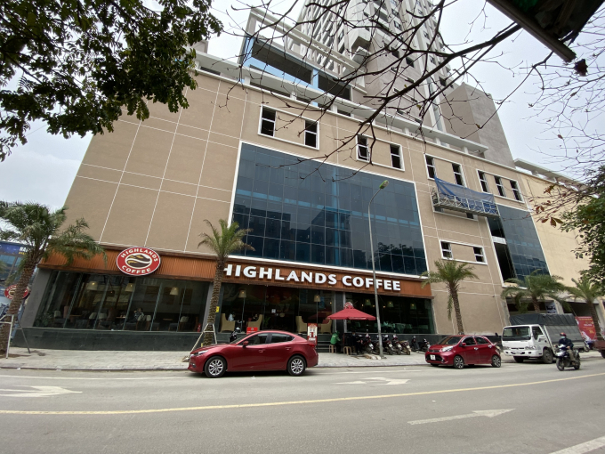Thương hiệu Highlands Coffee toạ lạc tại tầng 1 toà nhà vẫn mở cửa kinh doanh, bất chấp an toàn của thực khách.