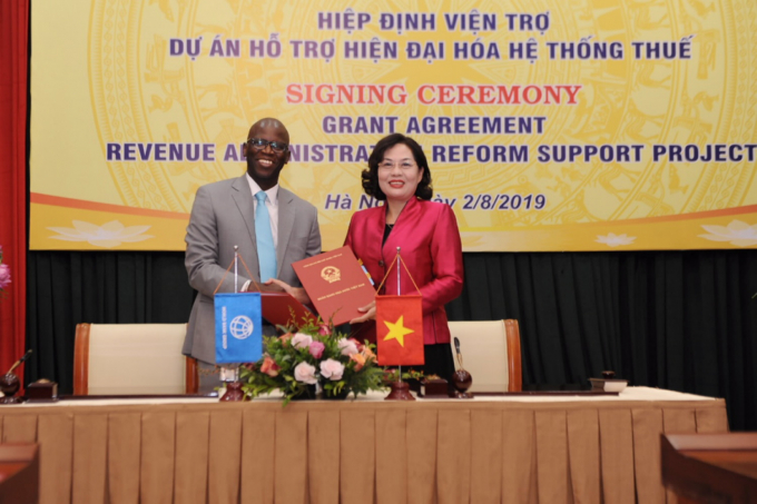 Phó Thống đốc NHNN Nguyễn Thị Hồng và Ông Ousmane Dione, Giám đốc Quốc gia của Ngân hàng thế giới tại Việt Nam tại lễ ký kết