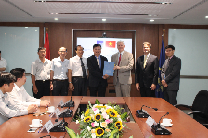Ông Eric Sidgwick, Giám đốc Quốc gia ADB tại Việt Nam ký kết thỏa thuận dự án với Ông Nguyễn Dung, Phó chủ tịch UBND tỉnh Thừa Thiên Huế