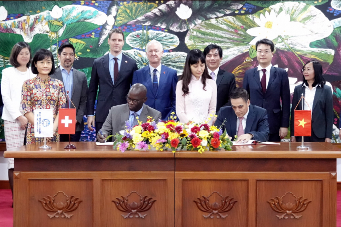 Thứ trưởng Bộ Tài chính Trần Xuân Hà và ông Ousmane Dione, Giám đốc quốc gia của Ngân hàng Thế giới (WB) tại Việt Nam ký kết Hiệp định