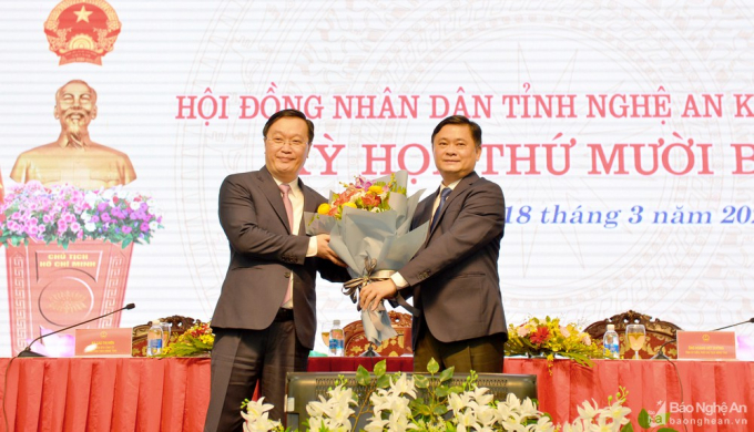 Ông Thái Thanh Quý- Bí thư Tỉnh ủy tặng hoa chúc mừng Ông Nguyễn Đức Trung vừa được HĐND tỉnh bầu giữ chức Chủ tịch UBND tỉnh Nghệ An nhiệm kỳ 2016 - 2021
