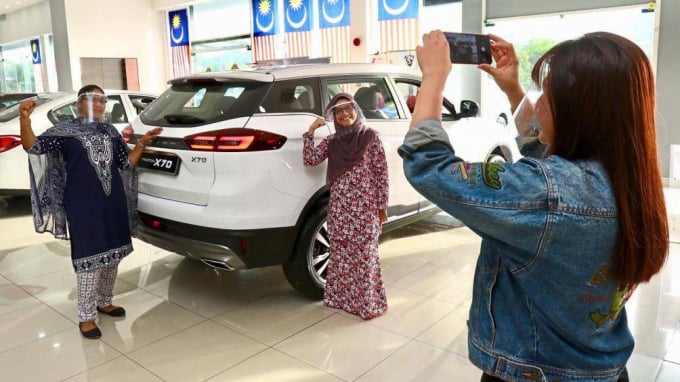 Khách hàng ở Malaysia trở lại showroom ô tô sau khi lệnh hạn chế di chuyển (MCO) được nới lỏng từng phần