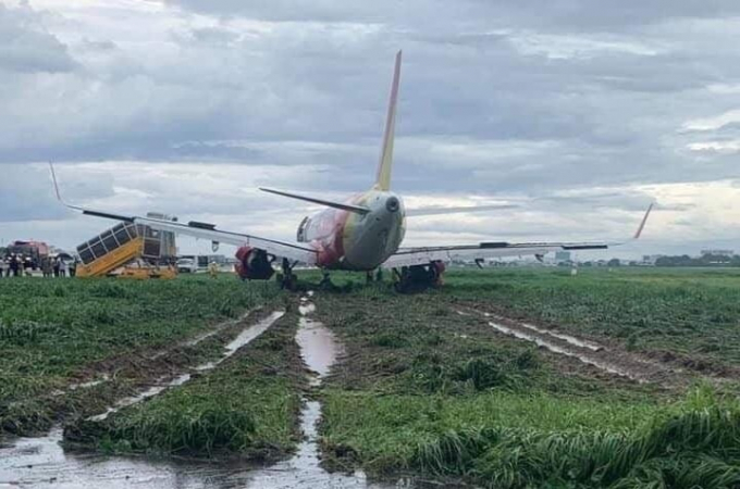 Máy bay trượt khỏi đường băng, lao ra bãi cỏ của hãng Vietjet Air. (Nguồn: Dân Trí)