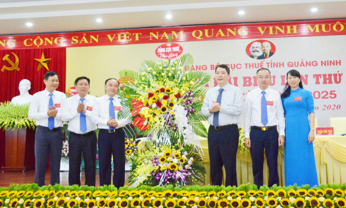 Tổng cục trưởng Cao Anh Tuấn tặng hoa chúc mừng đại hội