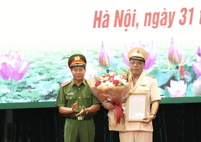 Thượng tướng Lê Quý Vương - Thứ trưởng Bộ Công an trao Quyết định bổ nhiệm chức vụ Giám đốc Công an TP Hà Nội đối với Thiếu tướng Nguyễn Hải Trung.