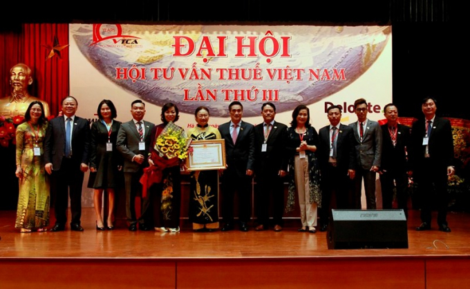Thứ trưởng Bộ Tài chính Trần Xuân Hà, Tổng cục trưởng Tổng cục Thuế Bùi Văn Nam trao tặng Huân chương Lao động hạng Ba cho VTCA