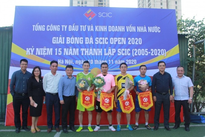 Tổng giám đốc SCIC Nguyễn Chí Thành cùng các lãnh đạo đơn vị trao cờ lưu niệm cho các đội bóng