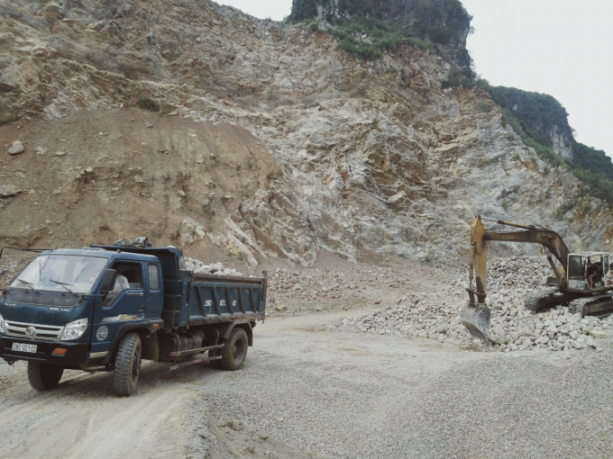 Chiếc xe chở đầy đá không che chắn di chuyển từ mỏ đá ra gây nguy cơ mất an toàn giao thông cao