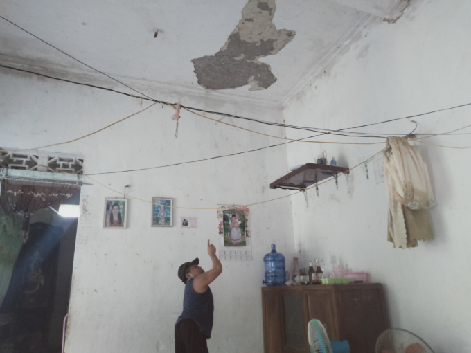 Những mảng vừa từ trần nhà của người dân bị rơi thành từng mảng do việc nổ mìn khai thác đá, tiềm ẩn nguy hiểm thường trực cho bà con