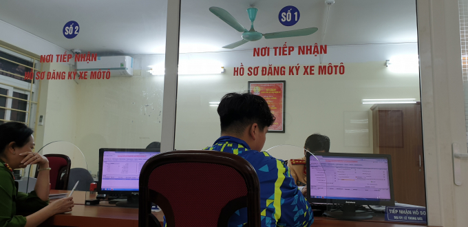 Người dân ở Hà Nội và TP HCM có thể ngồi nhà đăng ký xe.