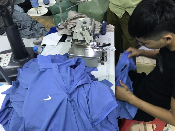 Công ty may gia công hàng nghìn sản phẩm áo nam cộc tay giả mạo nhãn hiệu.