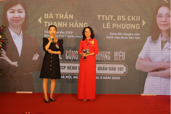 Bà Trần Thanh Hằng (bên trái) chia sẻ trong buổi lễ khai trương bệnh viện.