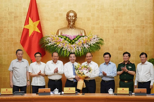 Lãnh đạo Chính phủ chúc mừng tân Chủ tịch UBND TP Hà Nội Chu Ngọc Anh. (Ảnh: VGP)