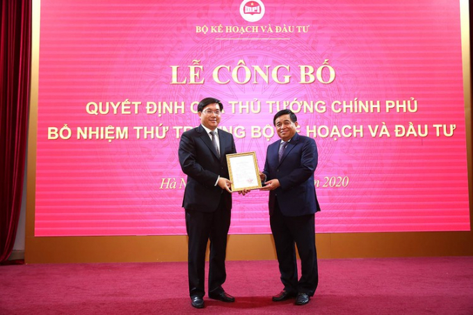 Bộ trưởng Bộ Kế hoạch và Đầu tư Nguyễn Chí Dũng trao quyết định bổ nhiệm Thứ trưởng Bộ Kế hoạch và Đầu tư cho ông Trần Duy Đông.