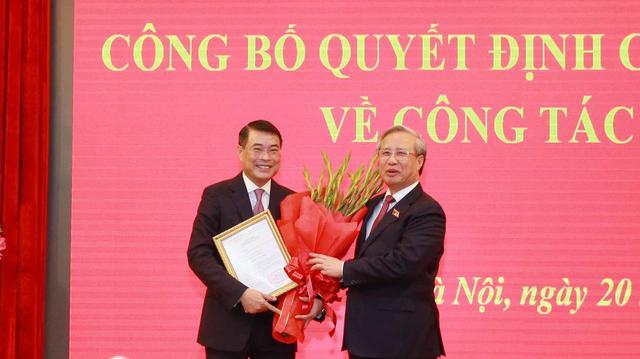 Uỷ viên Bộ Chính trị, Thường trực Ban Bí thư Trần Quốc Vượng trao quyết định của Bộ Chính trị cho ông Lê Minh Hưng. (Ảnh: TTXVN)