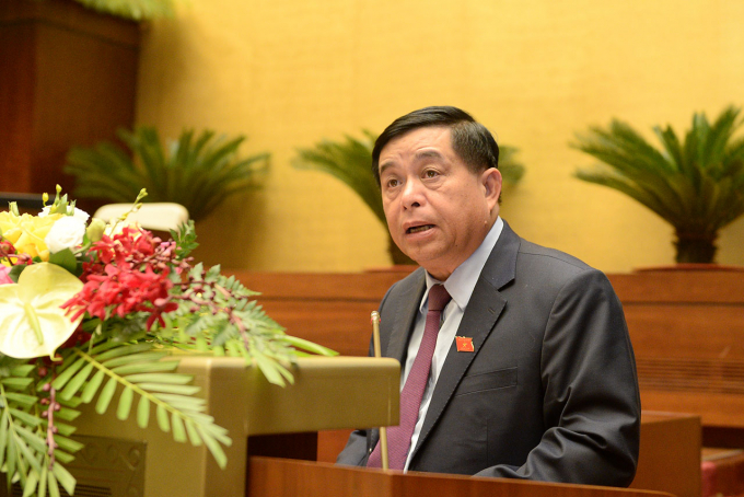 Bộ trưởng Bộ Kế hoạch Đầu tư Nguyễn Chí Dũng báo cáo về dự kiến kế hoạch đầu tư trung hạn giai đoạn 2021 - 2025.