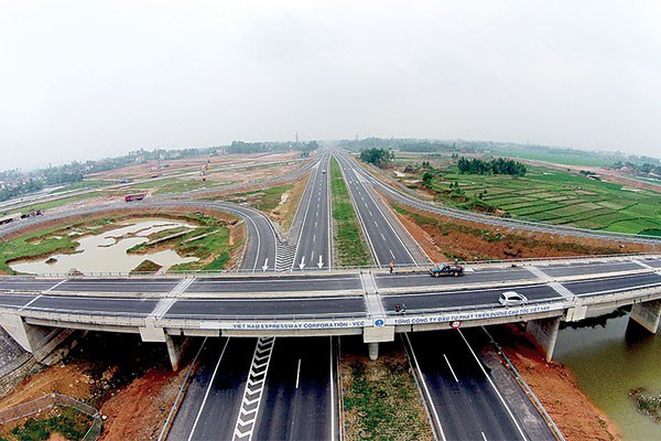 Thủ tướng Chính phủ yêu cầu đẩy nhanh tiến độ và kiểm soát chặt chất lượng thi công các dự án đầu tư, xây dựng công trình giao thông.